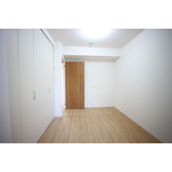 こちらは寝室にピッタリの洋室です