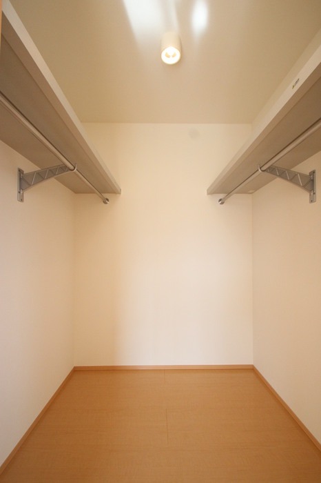 嬉しいウォークインクローゼット付きです