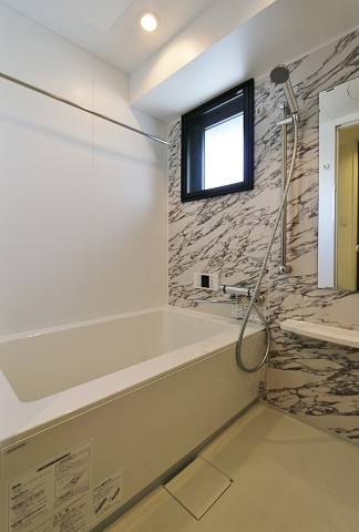 窓と追い焚き、浴室乾燥を完備