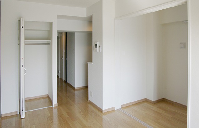 白基調の落着いたリビング