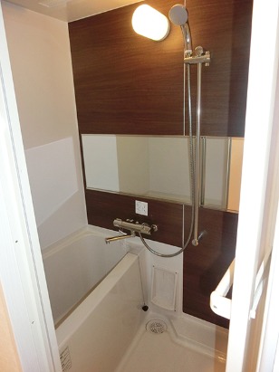 落着いた色味のバスルーム