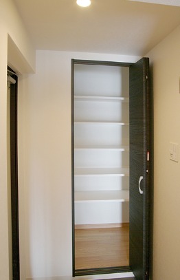 靴の収納がたくさんできるシューズボックス付き玄関