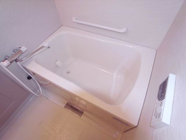 広めの浴槽でゆったりして下さい