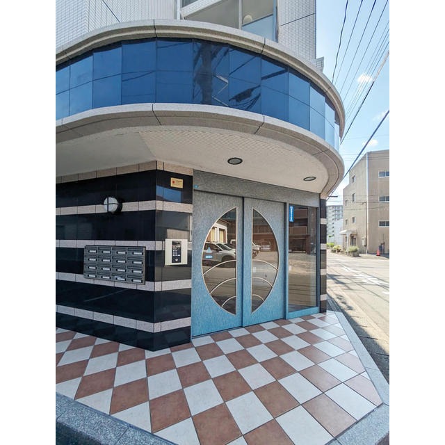 デザイン性のあるエントランスですね