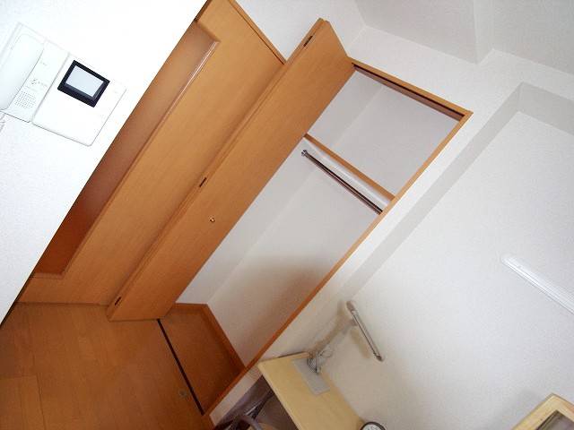 かさばりやすいお洋服もたっぷり収納可能です