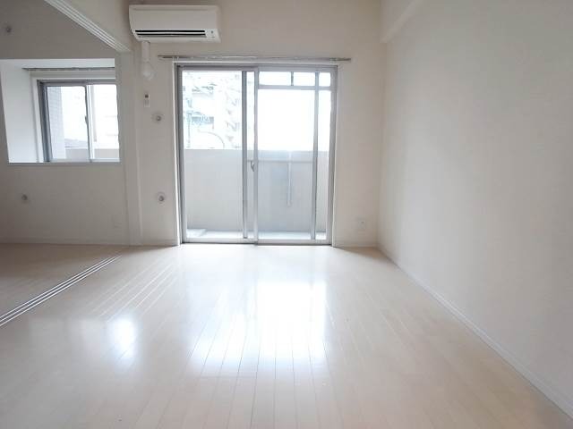 家具の配置がしやすいリビングですね