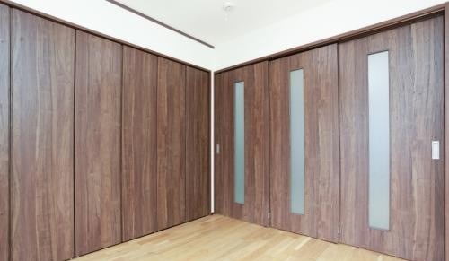 こちらは寝室にピッタリの洋室です