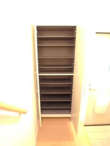 玄関収納もございます。