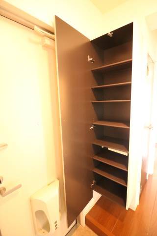 玄関収納もございます。