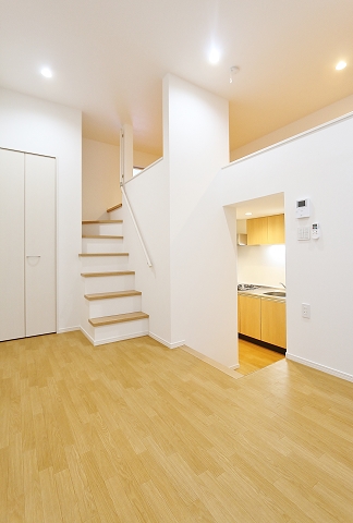 明るくくつろいでいただけるリビング空間です