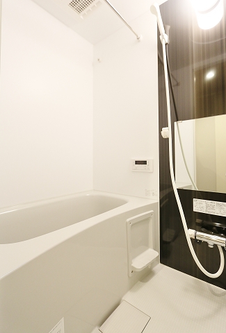 棚付きでシャンプーを床に置く必要はありません