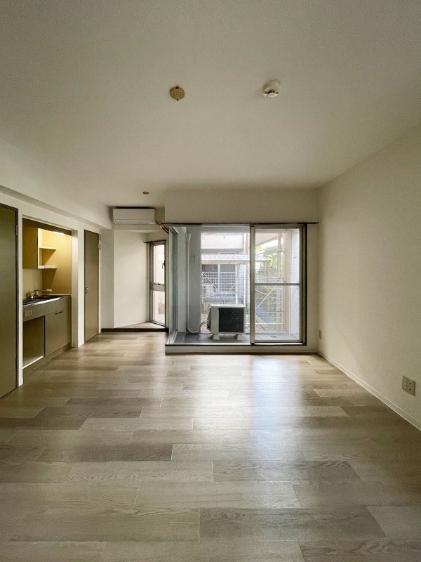 家具の配置に困らないリビングですね