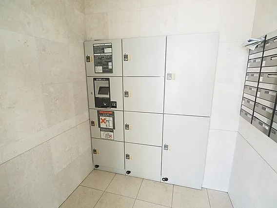 便利な宅配ボックスがあります