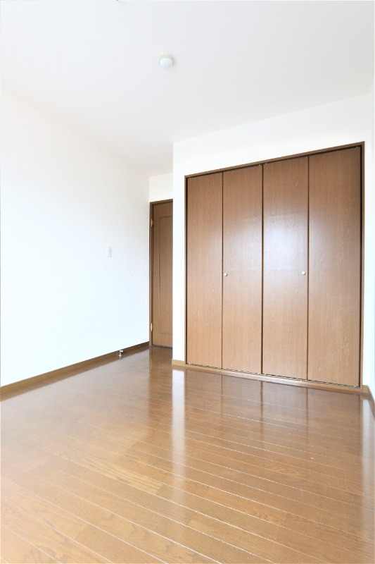 こちらは寝室にぴったりの洋室です