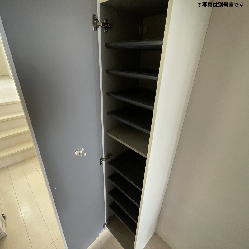 高さ調整ができるシューズボックスです