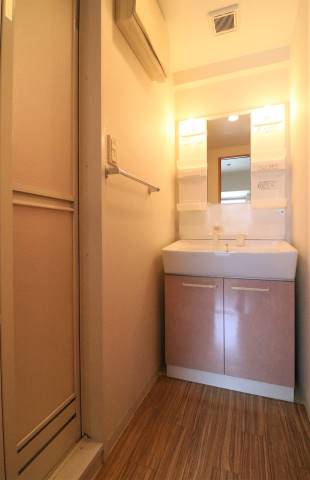 洗面化粧台独立してます。