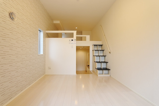 オシャレなお部屋で家具の配置も楽しみ