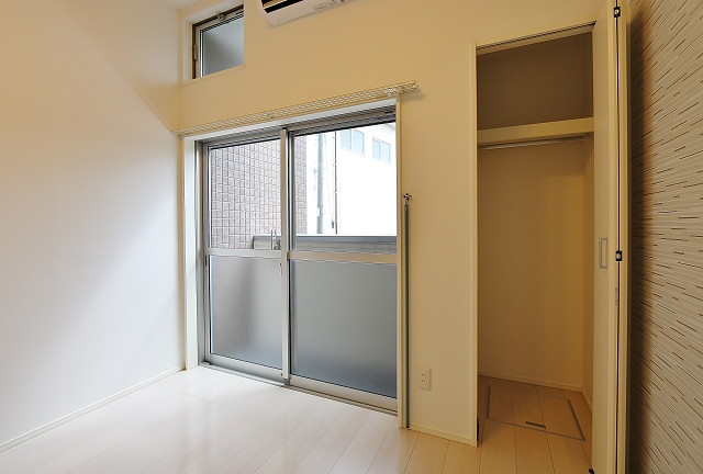 奥行きのある収納で荷物の多い方も安心