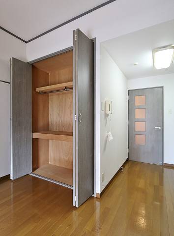 リビングにも収納があります