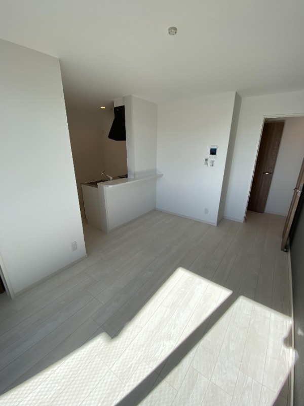 白基調のリビングです