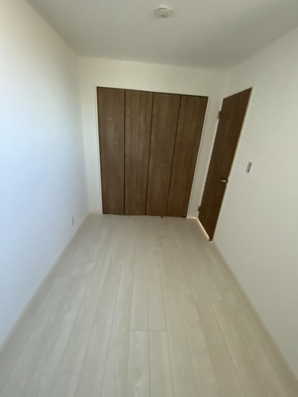 こちらは寝室にピッタリの洋室です