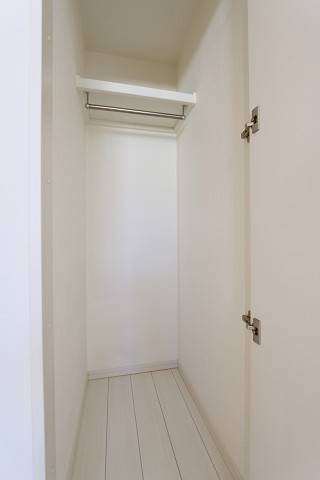 奥行きのある収納でお荷物の多い方も安心