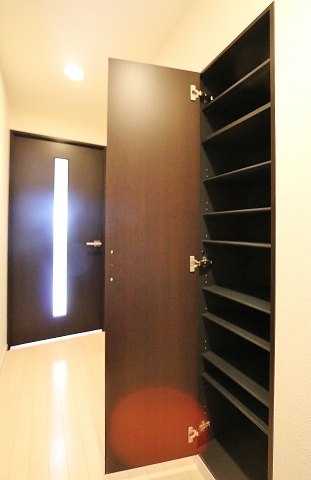 沢山の靴が収納できるシューズボックスです