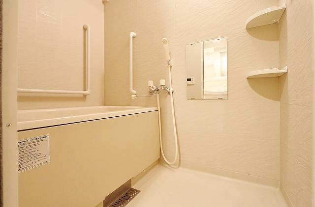 ゆったりとくつろげるバスルームです