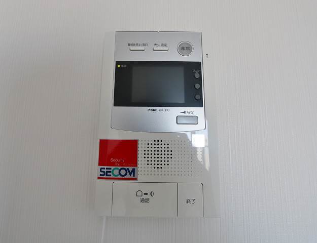 緊急ボタンを押すとすぐにセコムが対応