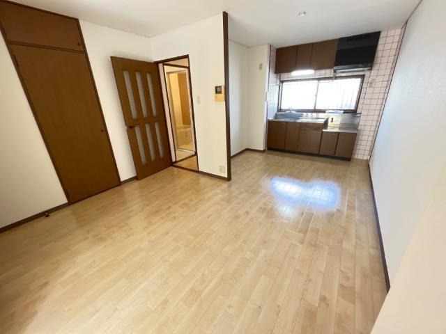 家具の配置に困らないリビングですね