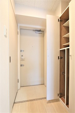 シューズボックスの中に傘立てもあります