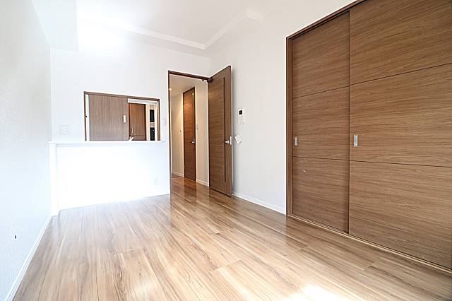 家具の配置に困らないリビングですね