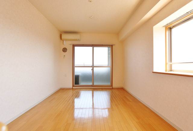 出窓も有り、日当たりも良好ですね