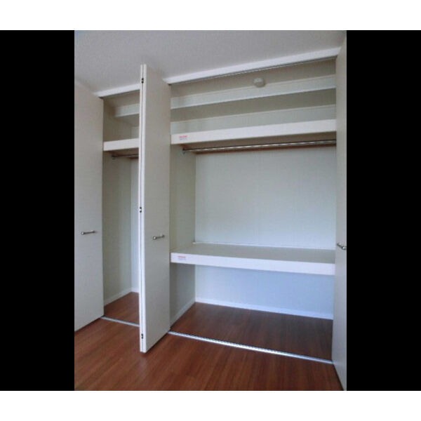 収納スペースたっぷりのクローゼット