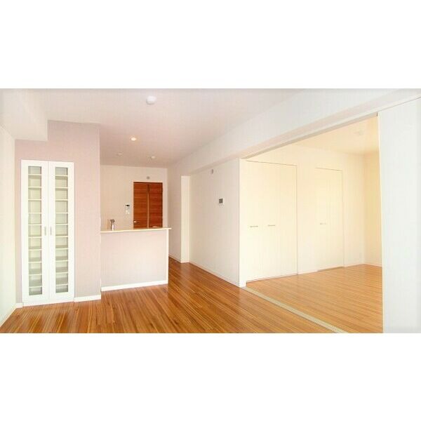 広々リビングでゆっくりお過ごしください