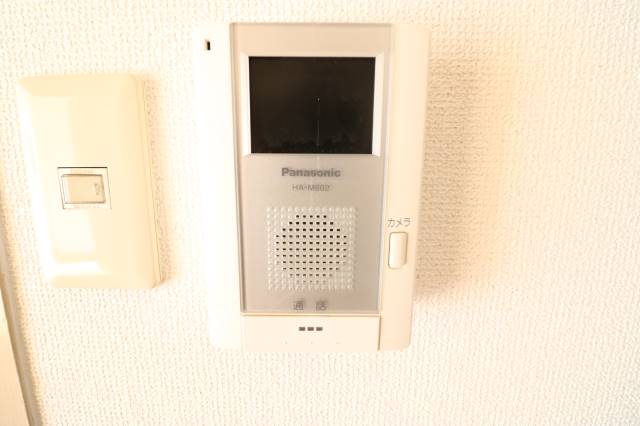 来訪者の顔が確認できるので安心です。