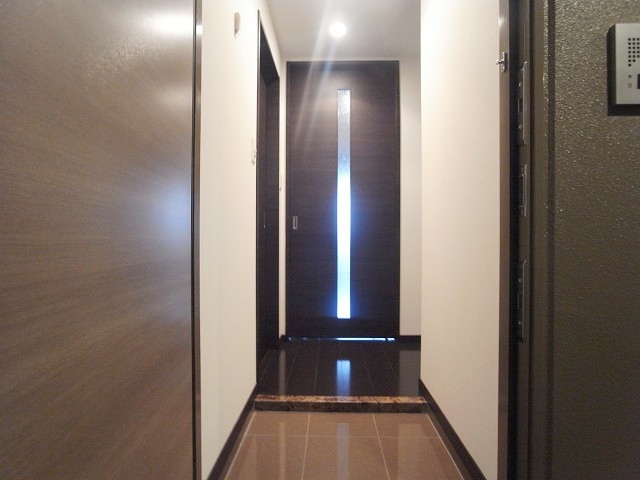 玄関からでもわかる日当たり良好です