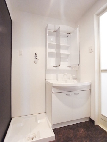 独立洗面台内にも収納完備です