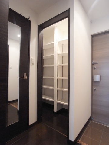 靴の多い方でも安心のシューズボックス完備です