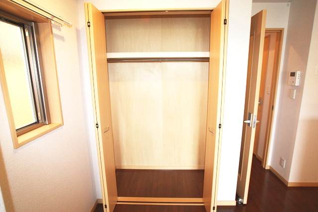 奥行きたっぷりの収納です。たくさん入りますよ