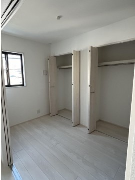 こちらは寝室にピッタリの洋室です