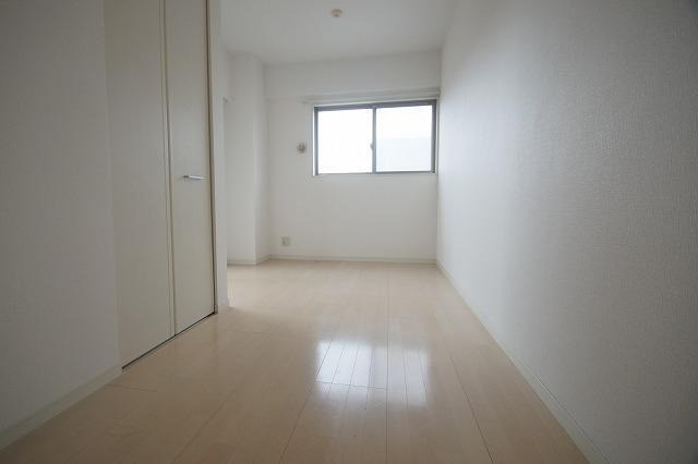 こちらはっ寝室にピッタリの洋室です