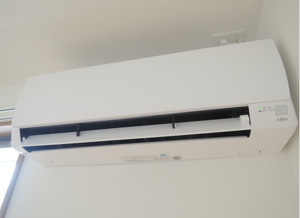 嬉しいエアコン付き。