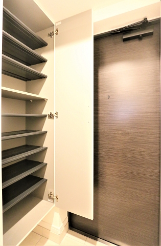 玄関の収納も豊富