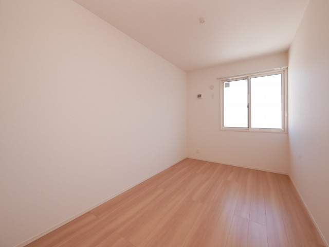 こちらは寝室にぴったりの洋室です