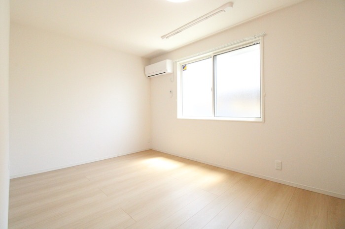 こちらは寝室にピッタリの洋室です