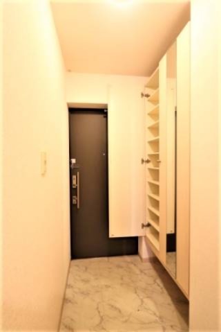 玄関収納もしっかりと