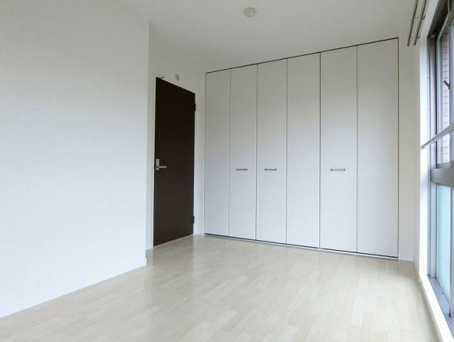 出窓があり、明るくなっております