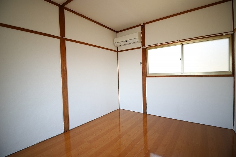 家具の配置に困らない洋室ですね