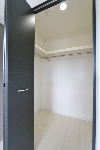 奥行きたっぷりの収納です　たくさん入りますよ